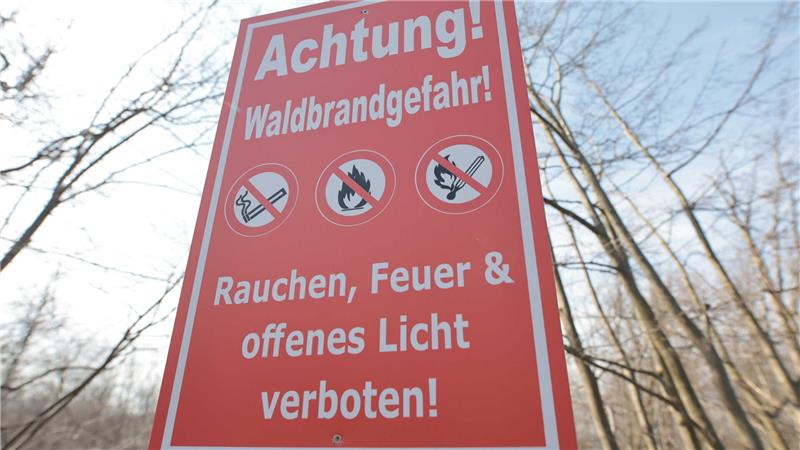 „Achtung Waldbrandgefahr“ steht auf einem Hinweisschild im Bodetal. An Wochenenden und Feiertagen sind viele Menschen im Wald unterwegs.