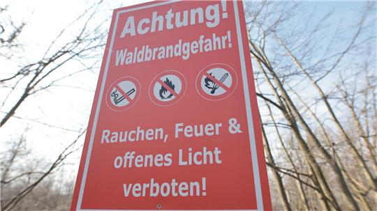 „Achtung Waldbrandgefahr“ steht auf einem Hinweisschild im Bodetal. An Wochenenden und Feiertagen sind viele Menschen im Wald unterwegs.