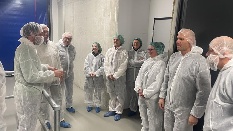 Achtung, erhöhte Anforderungen an die Sauberkeit: Wer bei der Hikma Thymoorgan Pharmazie GmbH hinter die Kulissen schauen will, muss einen Schutzanzug tragen.