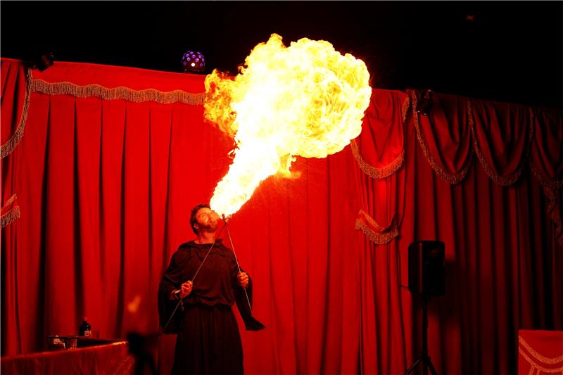 Clausthal-Zellerfeld: Clown bewirft Publikum mit Popcorn Achtung heiß: Der Feuerspucker bringt das Publikum zum Staunen. Foto: Bode