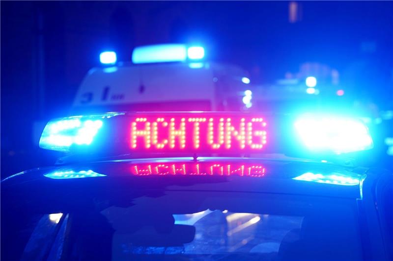 "Achtung" ist auf dem Dach eines Polizeiautos zu lesen.