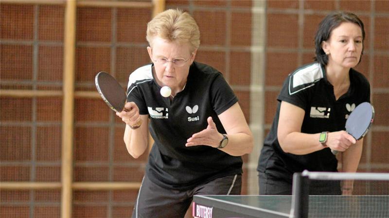 Achtungserfolg für die Damen des ESV Goslar: Susanne Hoffmeister (l.) und Sylke Besser holen im Doppel einen Punkt gegen Göttingen, Hoffmeister einen weiteren im Einzel.