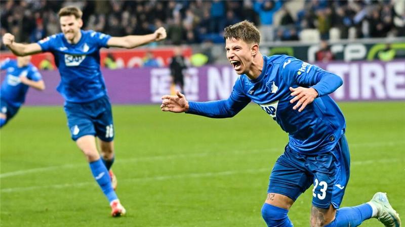 „Bisschen dumm“: Frankfurt vergibt Sieg gegen Hoffenheim Adam Hlozek jubelt über das späte Tor zum 2:2.