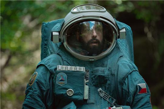Adam Sandler als Kosmonaut Jakub in dem Netflixfilm «Spaceman».