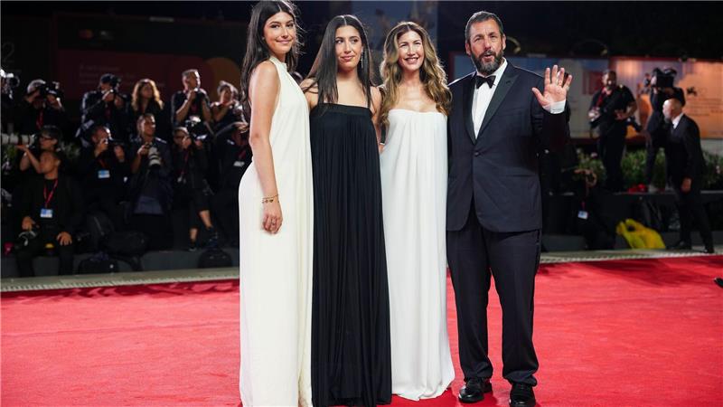 George Clooney trotz Krankheit auf dem roten Teppich Adam Sandler hat seine Familie mit nach Venedig gebracht.