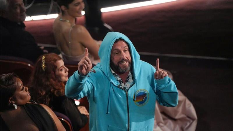 Oscars 2025: Kuscht Hollywood vor Trump? Adam Sandler saß in Sweatshirt-Jacke und Shorts im Publikum.