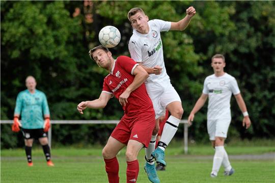 Adam Ujazdowski (li.) von der SG Bredelem/Astfeld behält auch in dieser Szene gegen Münchehofs Alexander Bergmann die Oberhand. Die Gastgeber siegen mit 5:2. Foto: Frank Drechsler