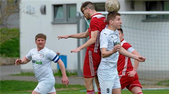 Adam Ujazdowski (r.) von der SG Bredelem/Astfeld unterläuft gegen den VfL Liebenburg erst ein Eigentor, dann trifft er zur zwischenzeitlichen 3:2-Führung. 
