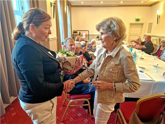 Adelheid May, Geschäftsführerin der Asklepios-Harzklinik Goslar, überreicht Margot Neumann (re.) einen Blumenstrauß für ihr jahrelanges Engagement und die konstruktive Zusammenarbeit. Foto: Knoke