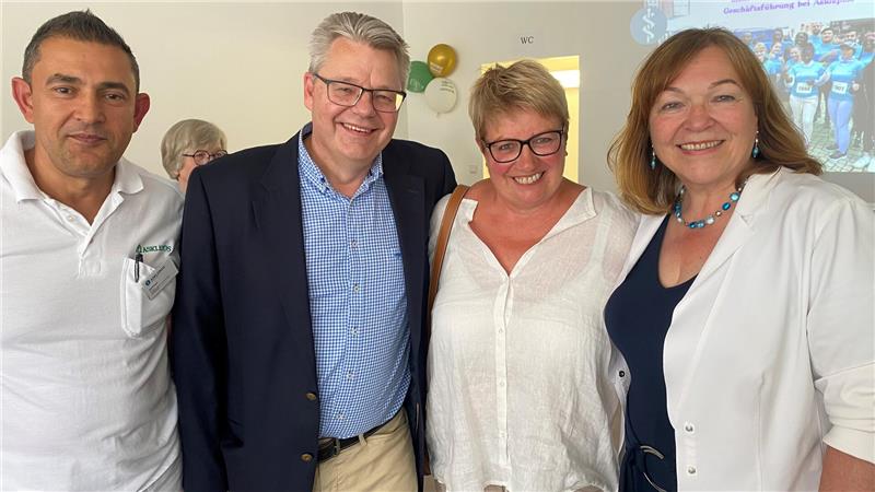 Adelheid May (r.) mit ihrer früheren Kollegin Christina Weber, und den Harzkliniken-Chefärzten Professor Dr. Thomas Wittlinger und Sharif Daudi (l.).