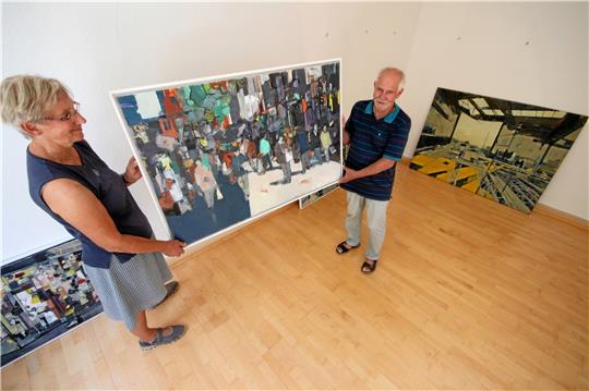 Adelheid und Dirk Behrens bereiten die Räume im Wilhelm-Busch-Haus für die Ausstellung zum Thema „Ins Format gebracht“ vor, die heute Abend beginnt.  Fotos: Gereke