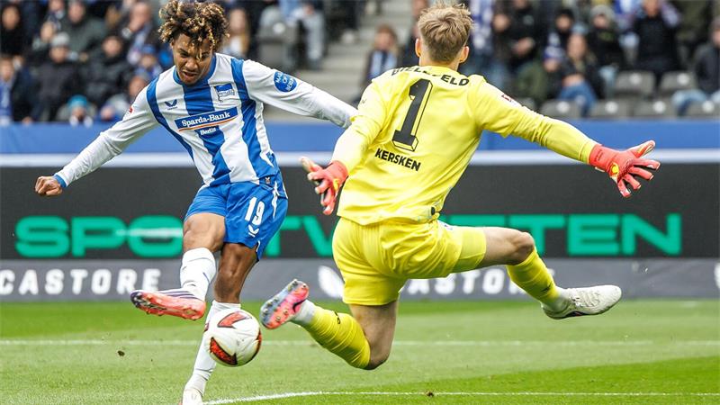 Adewumi (l) scheitere kurz vor der Pause an Kersken. 