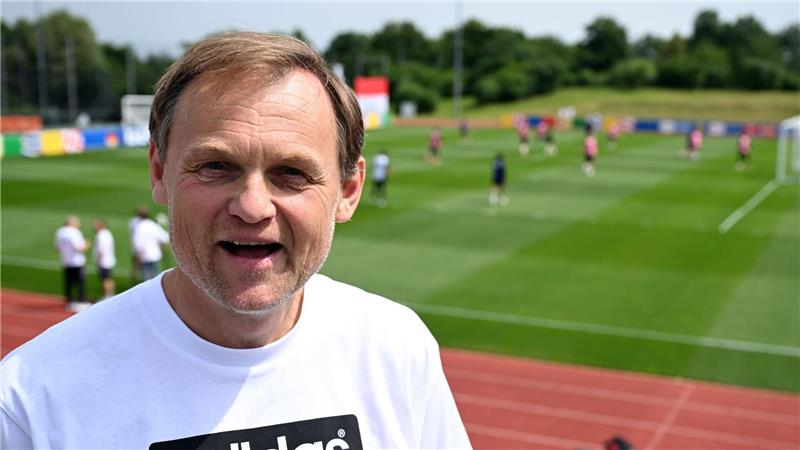 Adidas: Keine Preiserhöhung wegen Zöllen außerhalb der USA Adidas-Konzernchef Björn Gulden steht trotz guter Halbjahreszahlen unter Druck, weil die US-Zölle die Geschäfte belasten (Archivbild).