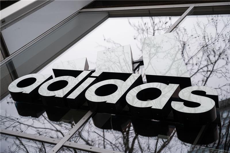 Adidas kappt erneut Prognose: Aktie fällt auf Mehrjahrestief Adidas hat wegen der Probleme in China und der zuletzt schleppenden Nachfrage die Prognose für 2022 gesenkt.