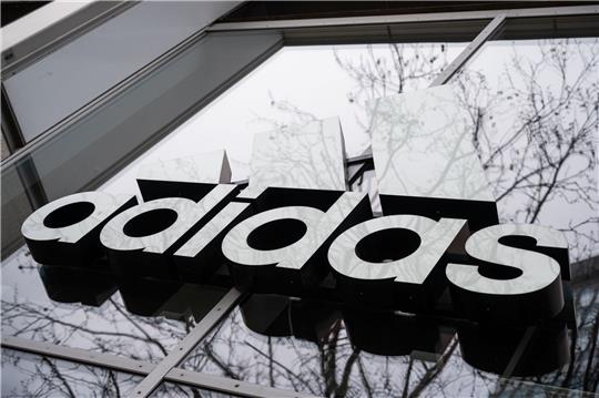 Adidas hat wegen der Probleme in China und der zuletzt schleppenden Nachfrage die Prognose für 2022 gesenkt.