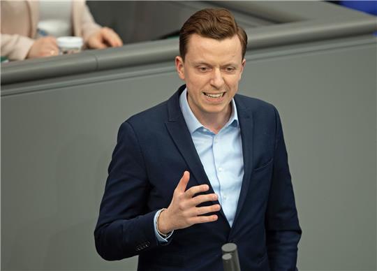 Adis Ahmetovic (SPD) spricht im Bundestag.
