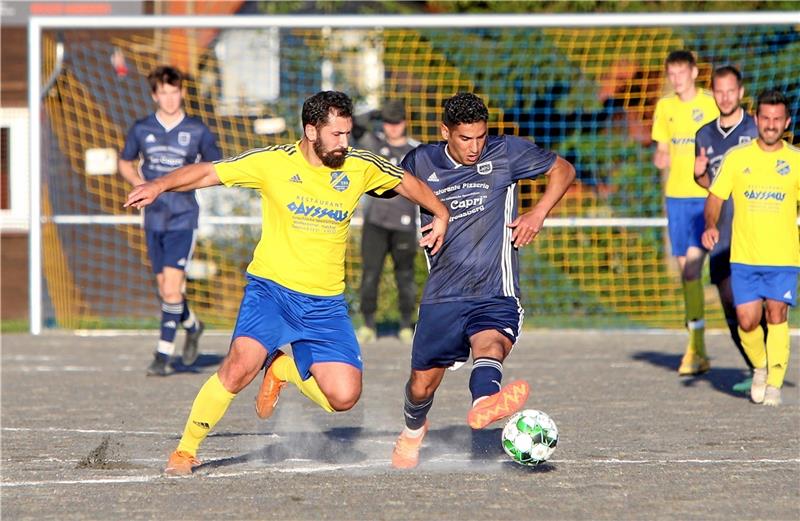 Adnane Bouaouni (re.) und die SVG Oberharz stehen nach einem 3:1-Erfolg auf der Zellerfelder Mühlenhöhe gegen den TSV Hallendorf in der 3. Runde des Nordharzpokals. Foto: Neuendorf