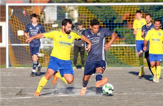 Adnane Bouaouni (re.) und die SVG Oberharz stehen nach einem 3:1-Erfolg auf der Zellerfelder Mühlenhöhe gegen den TSV Hallendorf in der 3. Runde des Nordharzpokals. Foto: Neuendorf