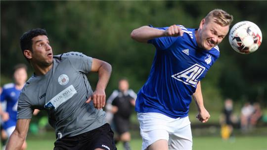 Adnane Bouaouni von der SVG Oberharz und Tobias Behrens vom FC Othfresen hauen sich in diesen Zweikampf. Am Ende heißt es 1:1 auf der Ringerhalde.