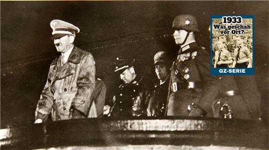 Adolf Hitler nimmt im Oktober 1935 am Zapfenstreich vor der Kaiserpfalz teil. Hinter ihm steht mit Helm Major Erwin Rommel von den Goslarer Jägern. Repros: Schenk, Sowa