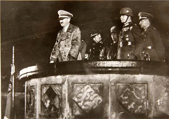 Adolf Hitler nimmt im Oktober 1935 am Zapfenstreich vor der Kaiserpfalz teil. Hinter ihm steht mit Helm Major Erwin Rommel von den Goslarer Jägern. Repros: Schenk, Sowa
