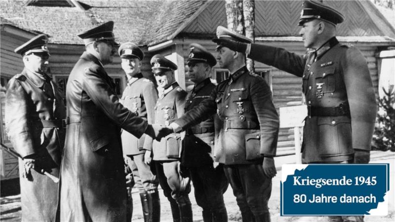 Adolf Hitler und sein treuer Goslarer General Hans Krebs (r.): Generalfeldmarschall Hans Günther von Kluge stellt dem „Führer“ die Armeeoberbefehlshaber vor (v.l.). Das sind Hans-Georg Reinhardt, Walter Model, Gotthard Heinrici, Walther Weiss und Hans Krebs. Das Bild entsteht im Mai 1943 im Hauptquartier der Heeresgruppe Mitte bei Smolensk. Hitler ist auf dem Rückflug vom Führerhauptquartier „Werwolf“ bei Winniza in der Ukraine zur „Wolfsschanze“ bei Rastenburg in Ostpreußen. Für den Flug hatte Henning von Tresckow ein Attentat geplant und vorbereitet. Es scheitert, weil in der russischen Kälte der Zünder einer Bombe versagt.