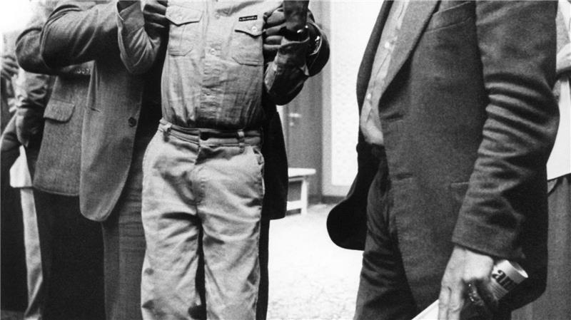 Adorf hebt den damals 12-jährigen Hauptdarsteller von „Die Blechtrommel“ hoch. (Archivbild)  