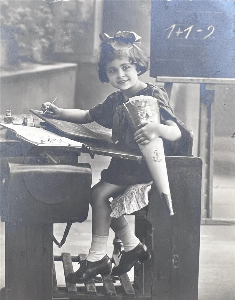 Adrett und frohen Mutes in die Schule: Glückwünsche zum ersten Schultag gab es in den 1920er Jahren auch per Postkarte.