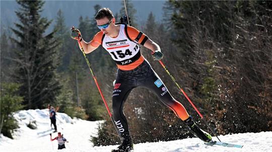 Adrian Franz kommt mit den kraftraubenden Bedingungen im Hohenzollern-Skistadion gut zurecht und ist in seinen letzten Rennen in der Juniorenklasse zweimal bei der Siegerehrung dabei. Foto: Deubert