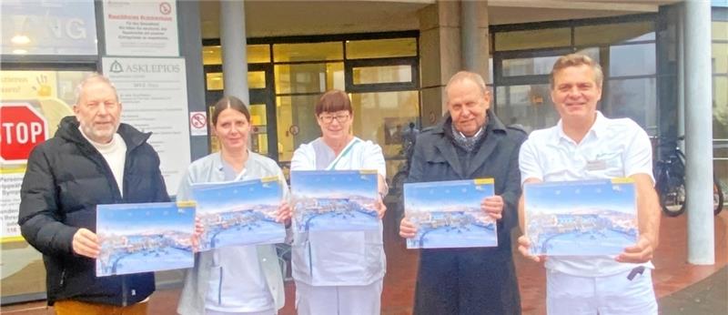 Lions-Club verschenkt Kalender an Pflegekräfte Adventskalender mit Sachpreisen und Gutscheinen überreichen Hartmut Prüssner (li.) und Gerhard Lenz (2.v.re.) an Mitarbeiterinnen und Mitarbeiter der Asklepios Harzkliniken in Goslar. Foto: Privat