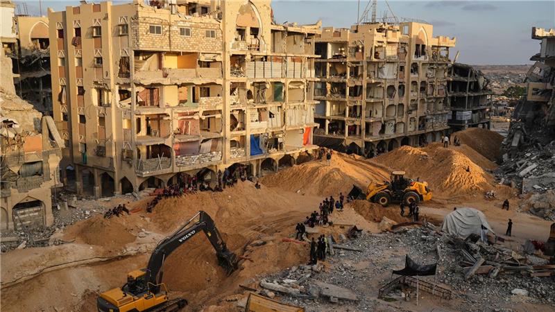 Israel startet neue Gaza-Angriffe nach Attacke auf Soldaten Ägyptische Arbeiter suchen mit schwerem Gerät nach sterblichen Überresten von Geiseln. (Archivbild)