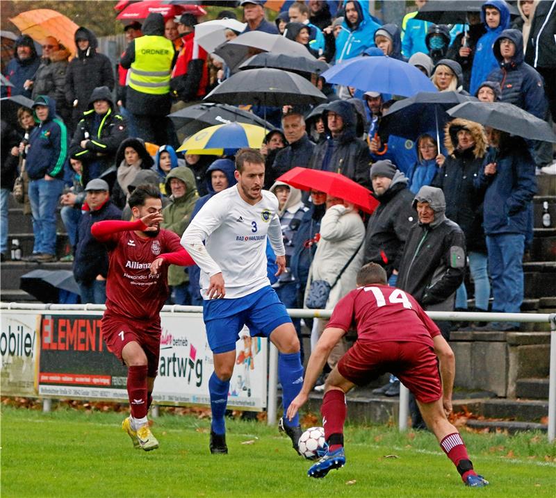 Ähnlich volle Zuschauerränge, aber besseres Wetter als im Hinspiel (Endstand: 3:5) im November würden dem Derby zwischen der TSG Bad Harzburg und dem SC 18 Harlingerode einen perfekten Rahmen verleihen.  Foto: GZ-Archiv