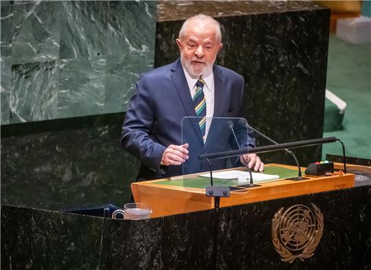 Ähnlich wie andere linke Staatschefs in Lateinamerika kritisiert Brasiliens Präsident Lula den russischen Angriffskrieg gegen die Ukraine zwar, hält sich mit deutlichen Worten gegenüber Moskau aber zurück.