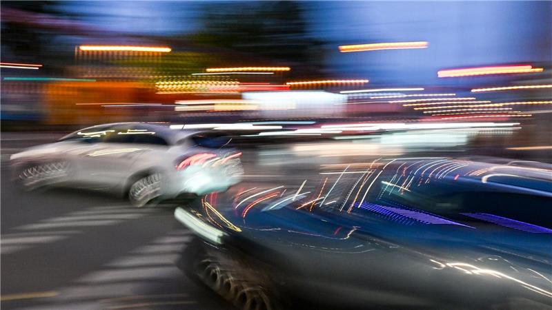 Ältere Fahrer sind gemessen an ihrem Bevölkerungsanteil seltener in Unfälle verstrickt als jüngere. (Symbolbild)