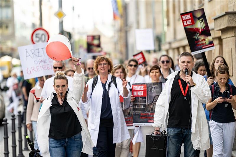 Praxen geschlossen: Ärzte-Protest gegen Gesundheitspolitik Ärzte bei dem Protestmarsch «Ärzte in Not» in Berlin Mitte.