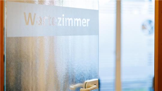 Ärzte fordern eine Strafgebühr für Patienten, die gebuchte Termine beim Arzt nicht wahrnehmen. (Archivbild)