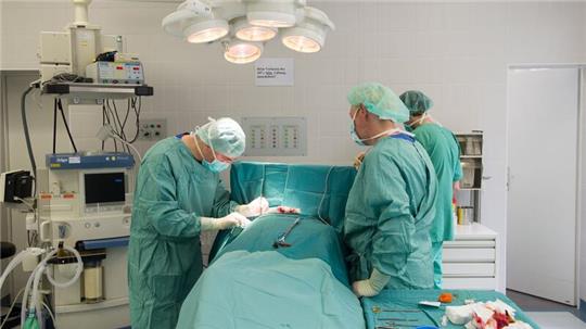 Ärzte wechseln einen Herzschrittmacher aus. Herzkrankheiten zählen zu den häufigsten Todesursachen.