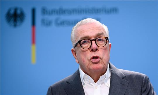 Ärztepräsident Klaus Reinhardt fordert eine stärkere Steuerung der Patientinnen und Patienten bei Behandlungen in Praxen und Kliniken.