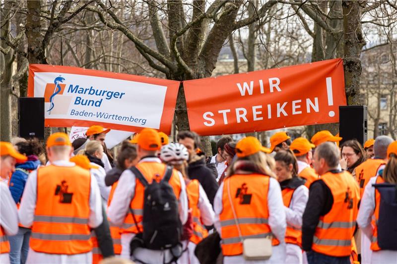 Ärztinnen und Ärzte bei einem Warnstreik Ende Januar in Freiburg.