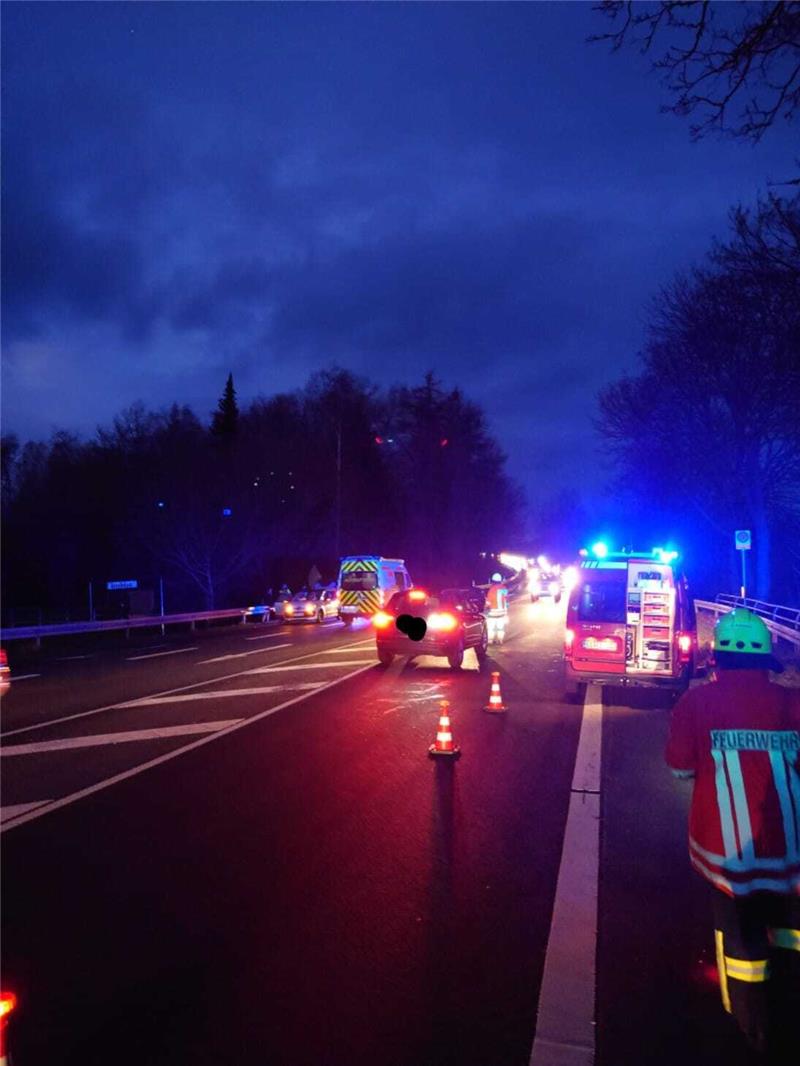 Äste schlugen auf die Windschutzscheibe einer 46-Jährigen. Foto: Feuerwehr Dörnten