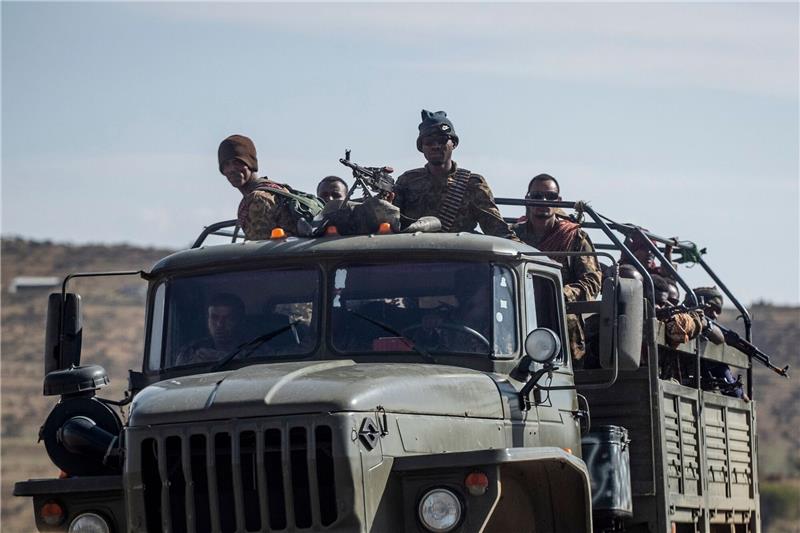 Hoffnung auf Frieden - Waffenstillstand in Äthiopien Äthiopische Regierungssoldaten fahren in der Region Tigray.