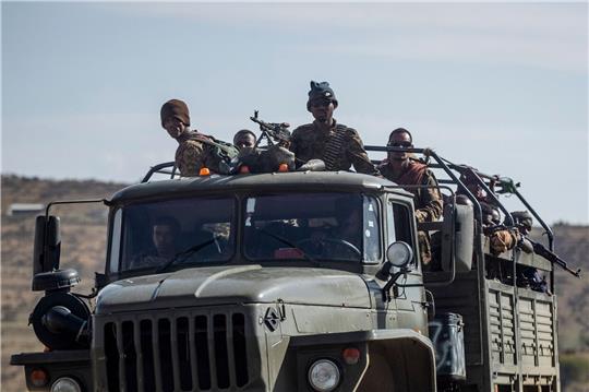 Äthiopische Regierungssoldaten fahren in der Region Tigray.