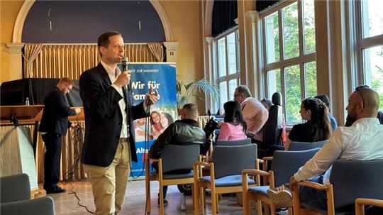 AfD-Bürgerdialog Ende Juni in der Wandelhalle in Bad Harzburg: Der AfD-Bundestagsabgeordnete Roger Beckamp spricht vor rund 200 Zuhörern über "Migration und Wohnungsnot".