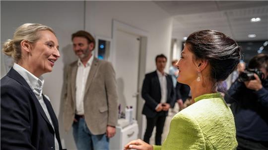 AfD-Chefin Alice Weidel und BSW-Gründerin Sahra Wagenknecht hatten sich im Herbst 2024 beim Sender „Welt“ zum TV-Duell getroffen. Gespräche beider Parteien befürworten beide Seiten. (Archivbild)