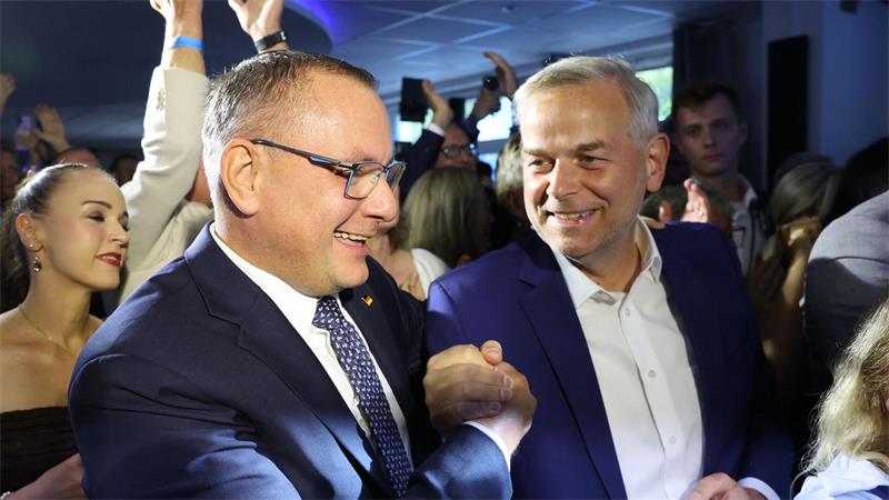 AfD-Co-Chef Tino Chruppalla (links) spricht von einem „sensationellen Ergebnis“ für seine Partei und feiert mit Mecklenburg-Vorpommerns AfD-Wahlsieger Leif-Erik Holm. 