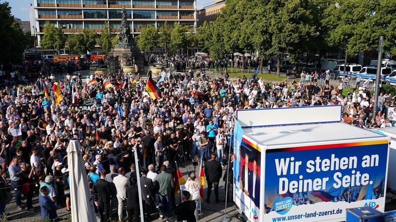 Mannheim: Tausende Menschen gedenken des toten Polizisten AfD-Demonstration gegen Islamismus auf dem Paradeplatz in Mannheim. Eine Woche zuvor war auf dem Mannheimer Marktplatz ein Polizist bei einem Messerangriff getötet worden.