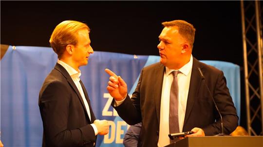 AfD-Kreisvorsitzender Main Müller (r.), seinerzeit noch im Amt, Ende September im Jacobson-Haus in Seesen im ernsten Gespräch mit dem Bundestagsabgeordneten Micha Fehre.