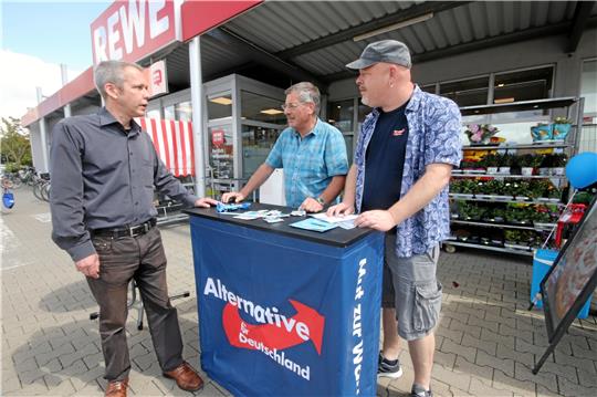 AfD-Landtagskandidat Jürgen Pastewsky (Mitte) betreut gemeinsam mit Thomas Günther (li.) Jens Glinka den Wahlkampfstand in Schladen.  Foto: Gereke