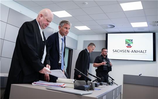 AfD-Politiker Björn Höcke wurde in Halle zu einer Geldstrafe verurteilt. Alle seine Anwälte und Verteidiger haben Revision gegen das Urteil eingelegt.