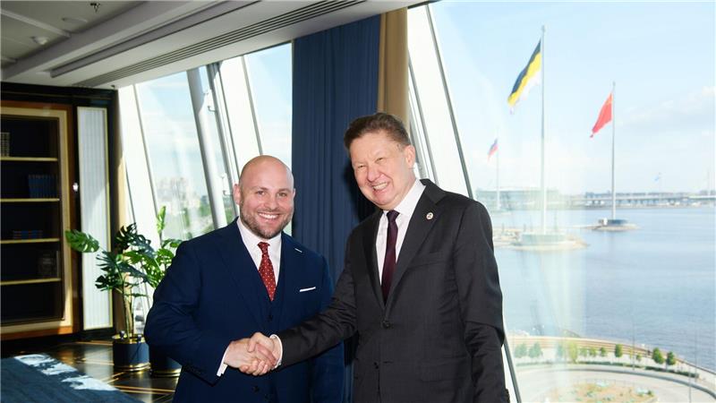 AfD-Politiker Markus Frohnmaier: Handshake mit Putins Vertrautem und Gazprom-Chef Alexej Miller beim Wirtschaftsforum in St. Petersburg.